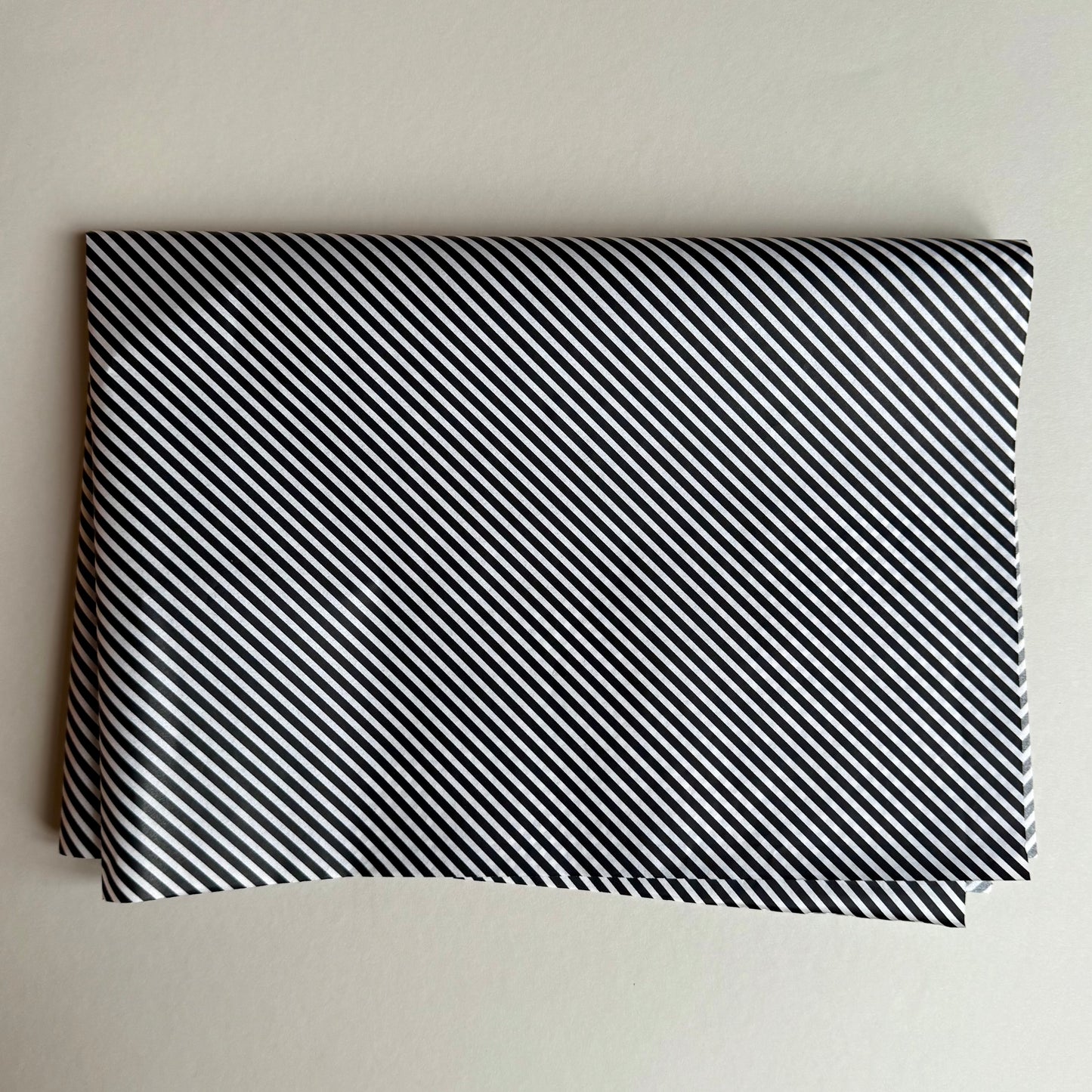 Seidenpapier - diagonal gestreift, schwarz/weiß