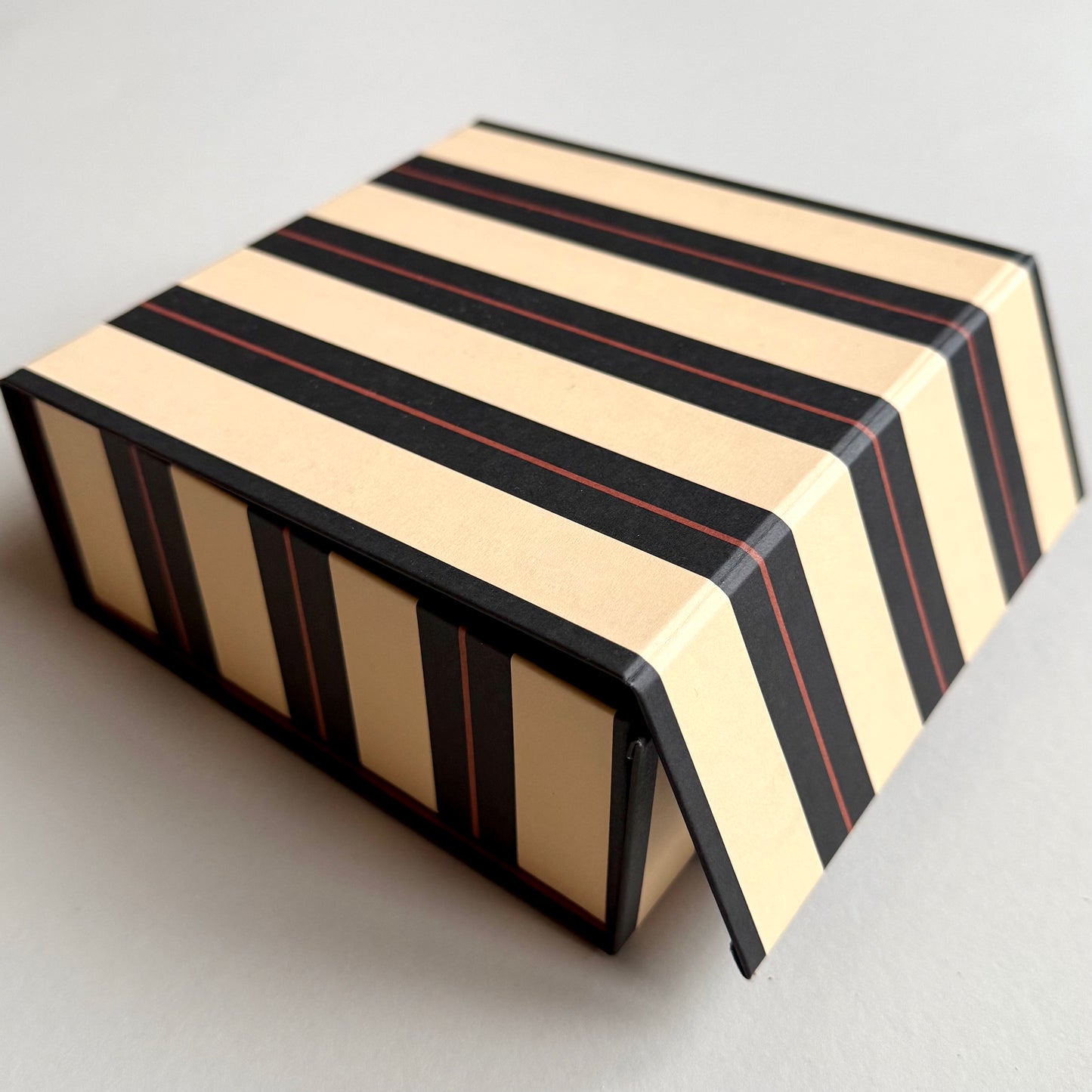 Stabile Geschenkbox mit Magnetverschluss