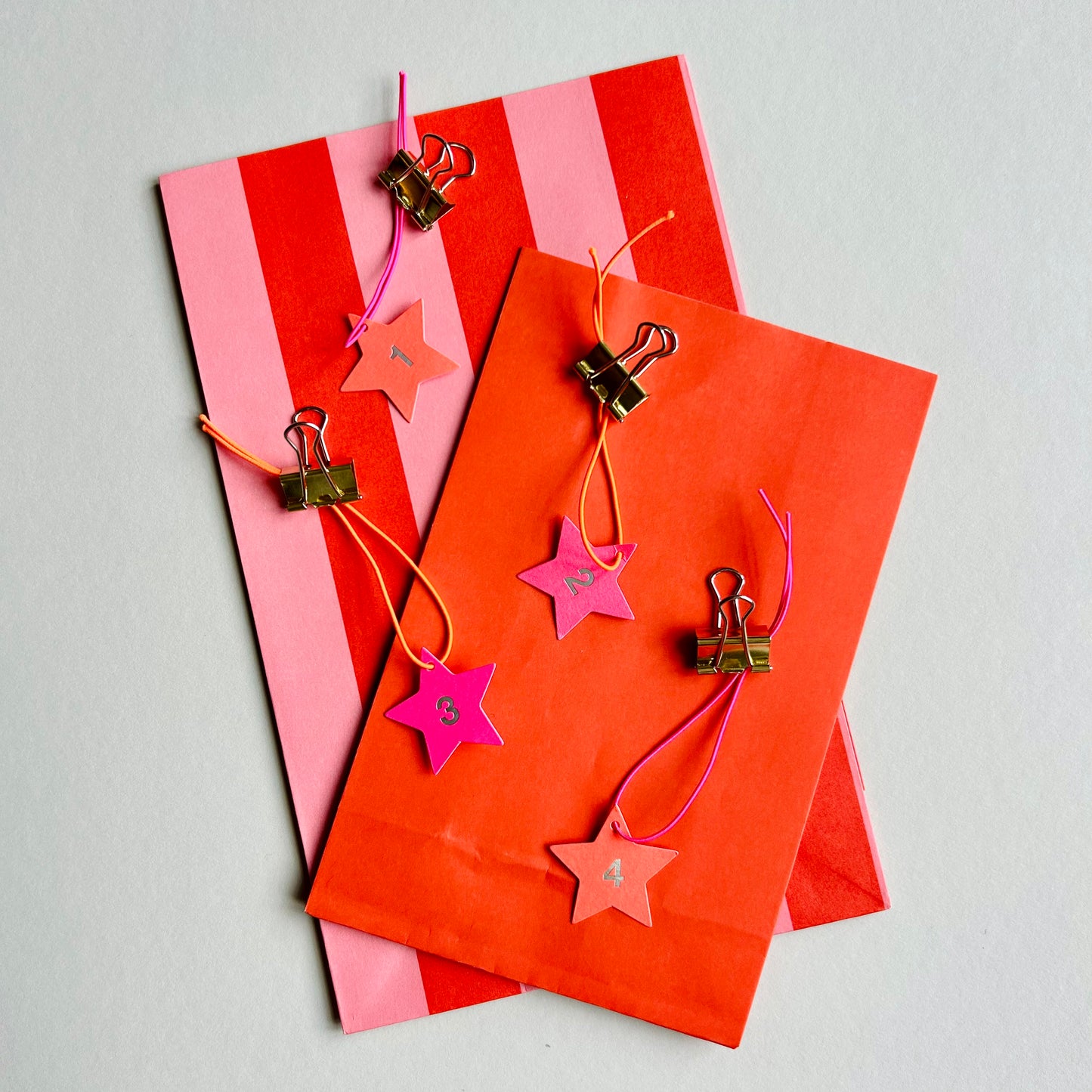 Anhänger Set - Adventskalenderzahlen, neon Sterne