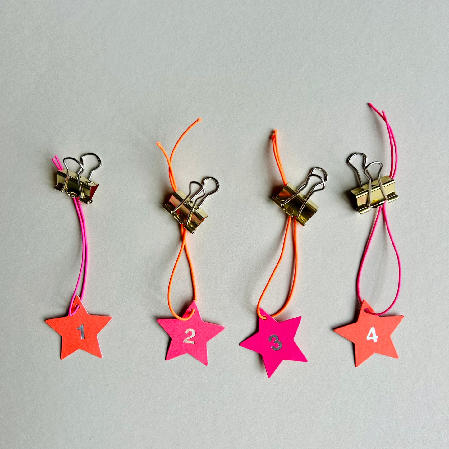 Anhänger Set - Adventskalenderzahlen, neon Sterne