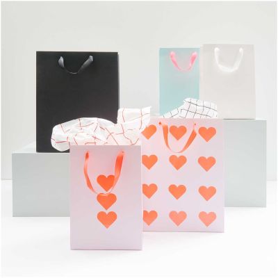 Geschenktüte mit Griffbändern