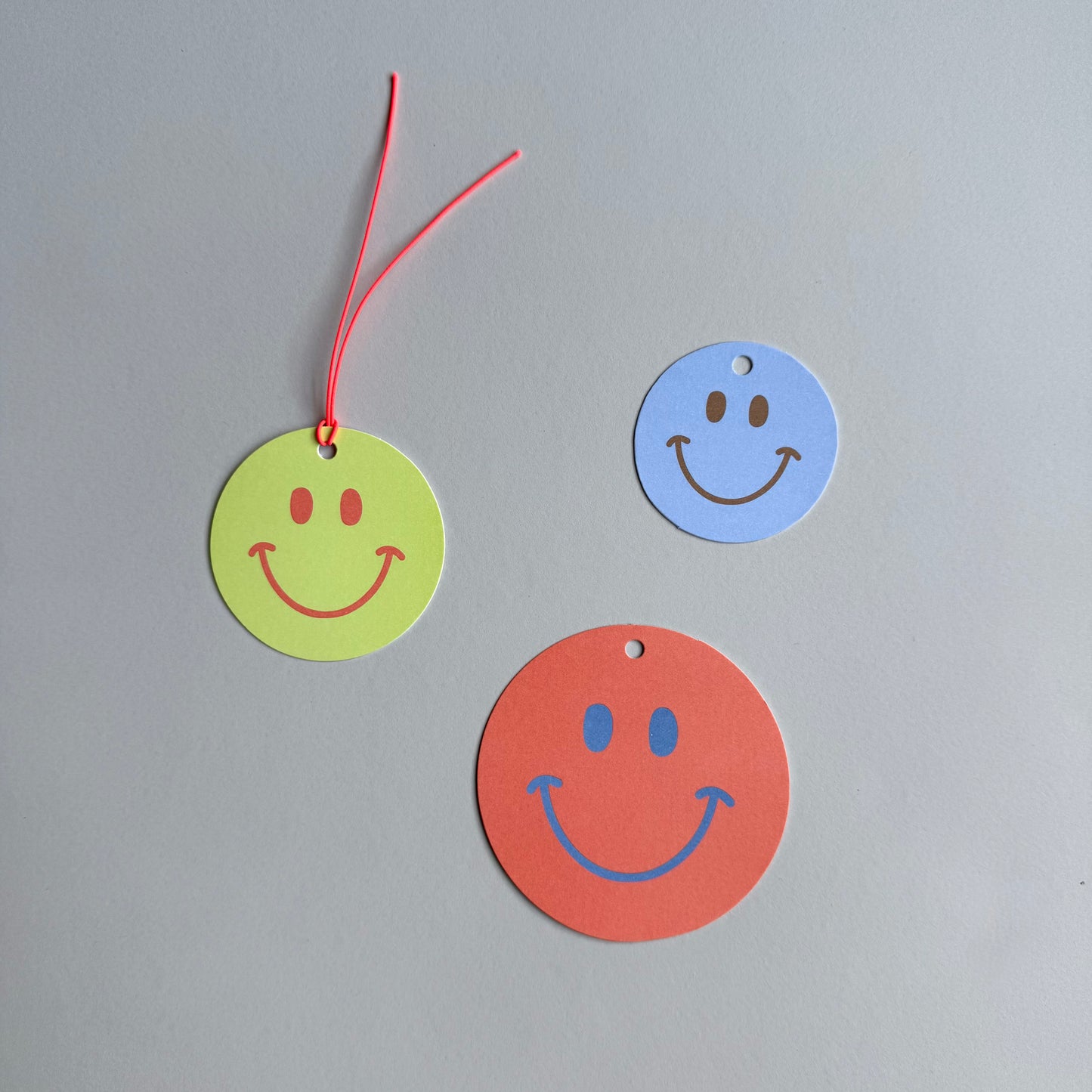 Geschenkanhänger Set - Smiley drei Größen, blau/orange/lime