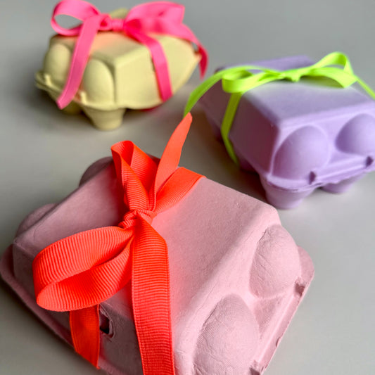 Eier-Kartons mit Ostergras & Schleife