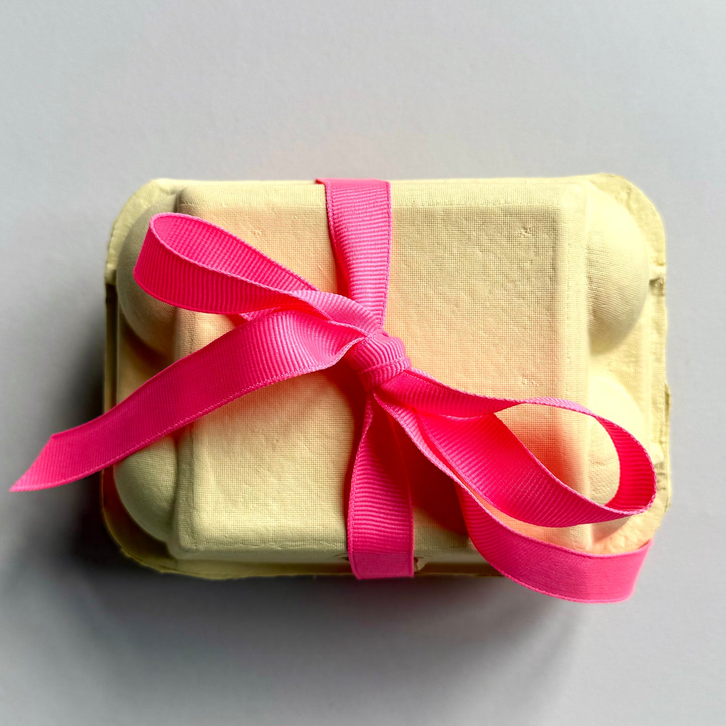 Eier-Kartons mit Ostergras & Schleife