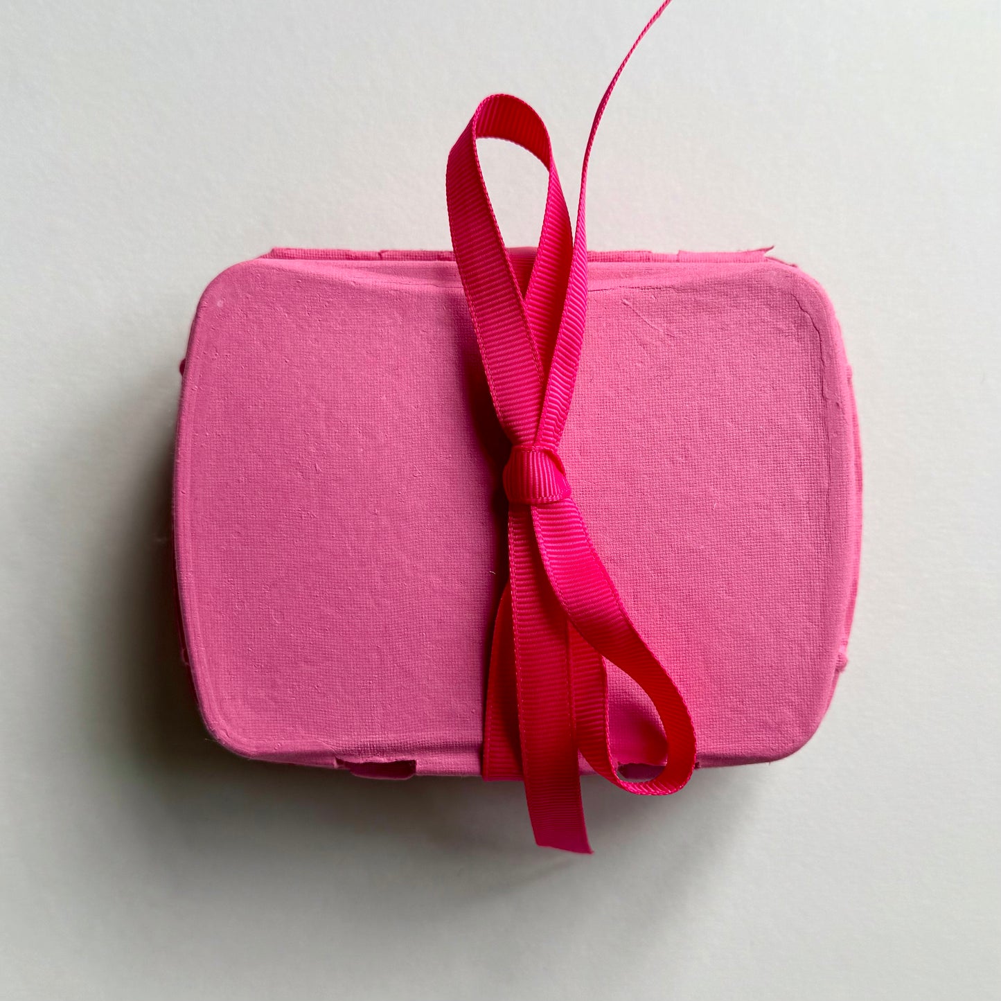 Wachteleier-Kartons mit Hasenkonfetti & Schleife