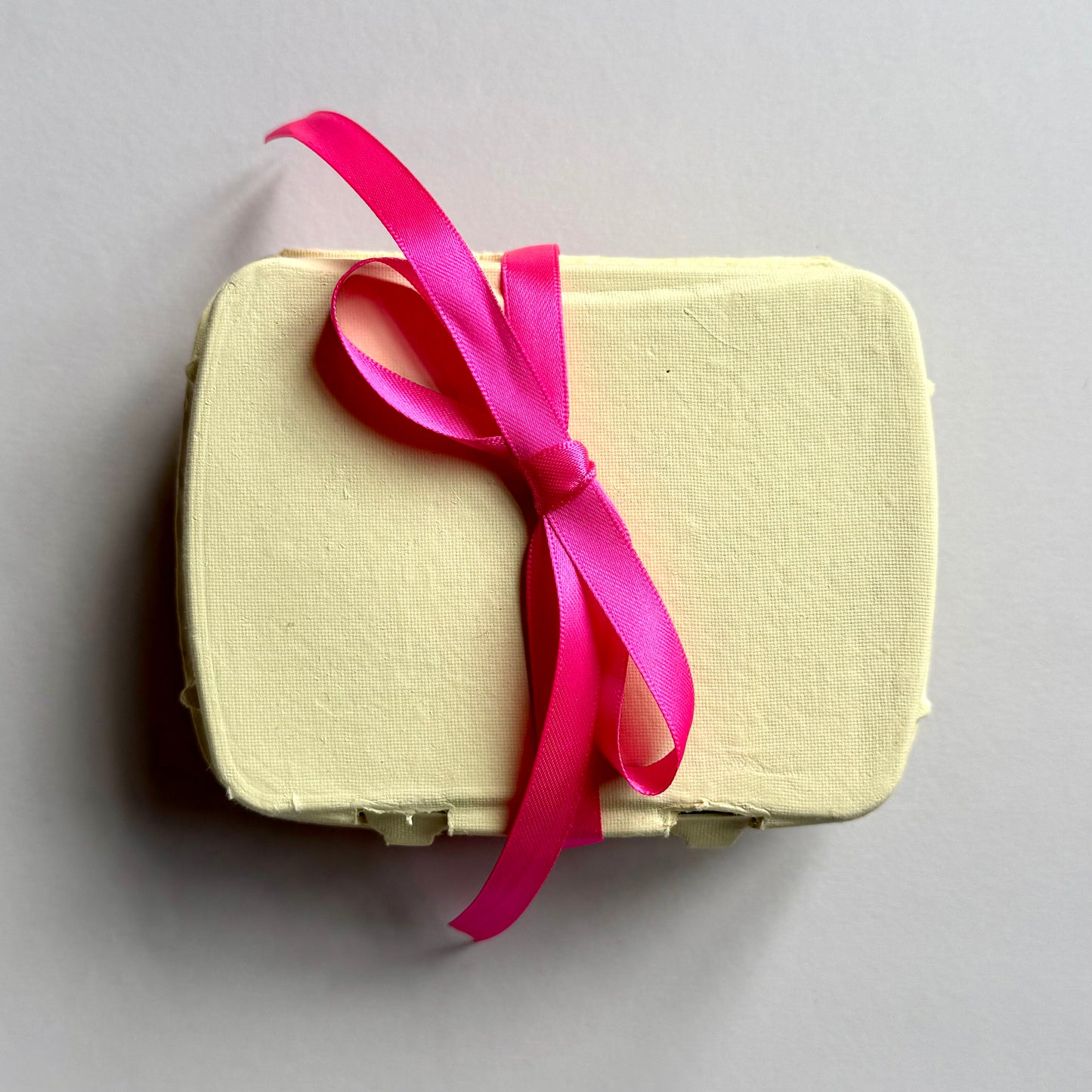 Wachteleier-Kartons mit Hasenkonfetti & Schleife