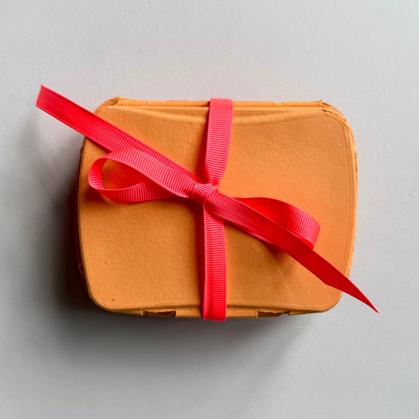 Wachteleier-Kartons mit Hasenkonfetti & Schleife