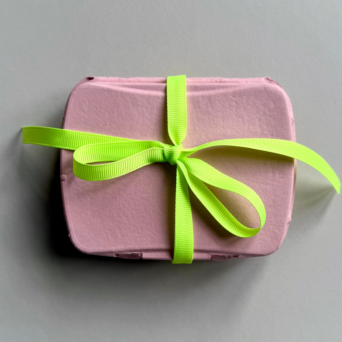 Wachteleier-Kartons mit Hasenkonfetti & Schleife