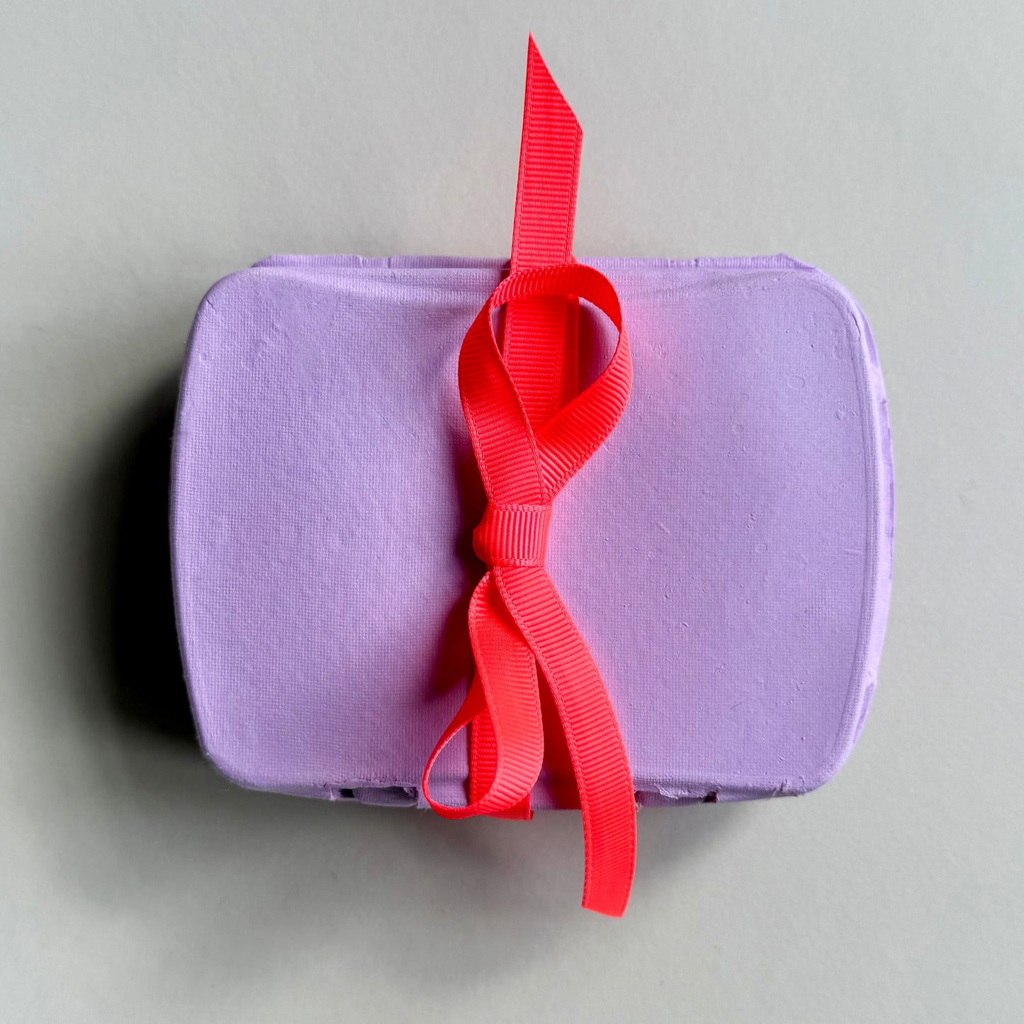 Wachteleier-Kartons mit Hasenkonfetti & Schleife