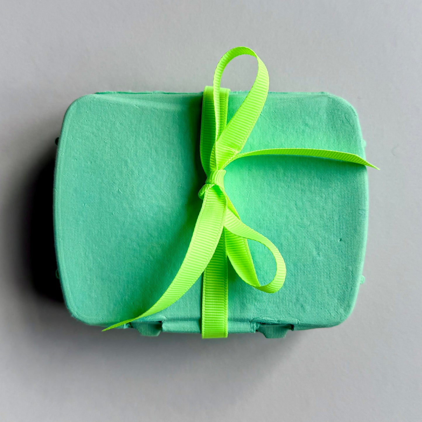 Wachteleier-Kartons mit Hasenkonfetti & Schleife