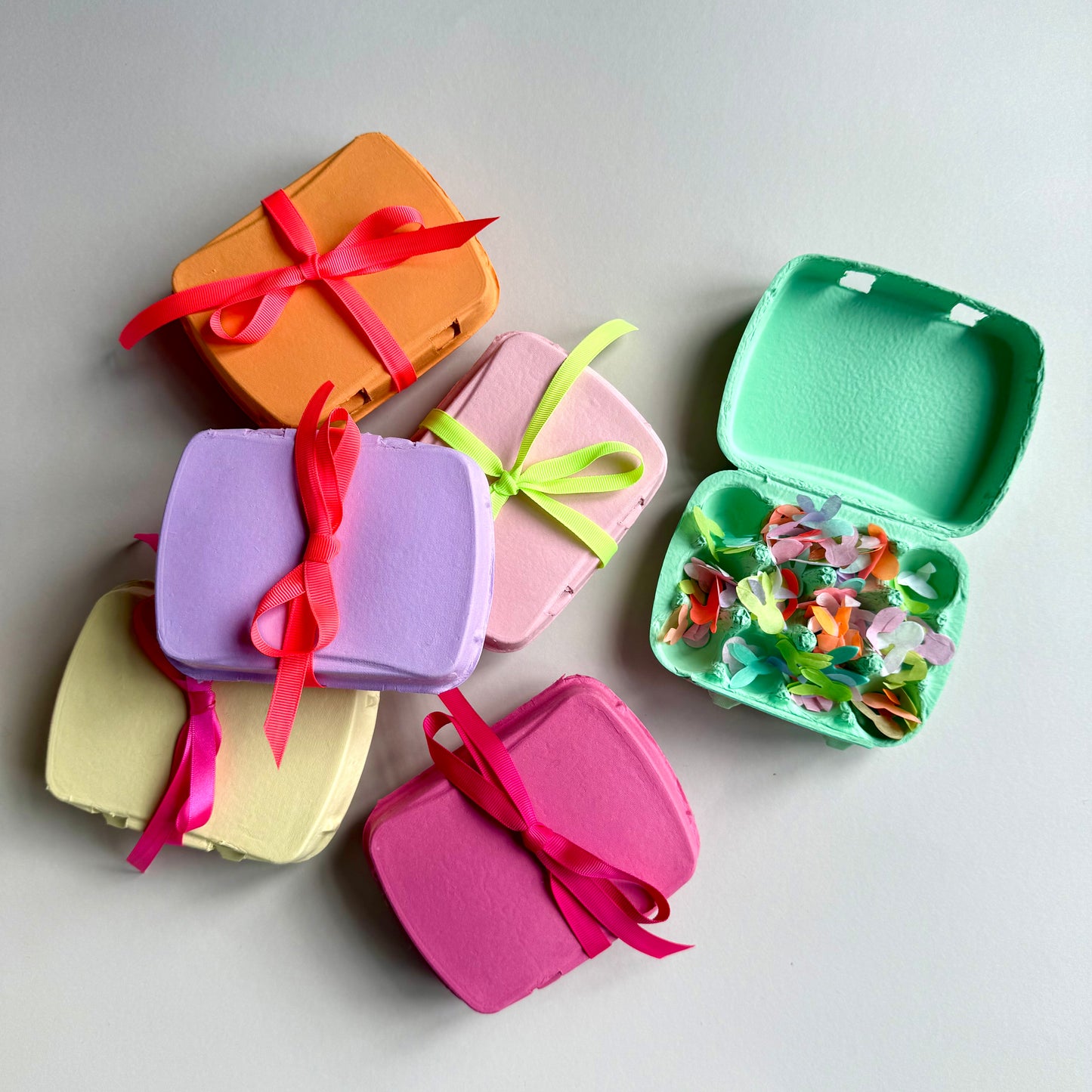 Wachteleier-Kartons mit Hasenkonfetti & Schleife