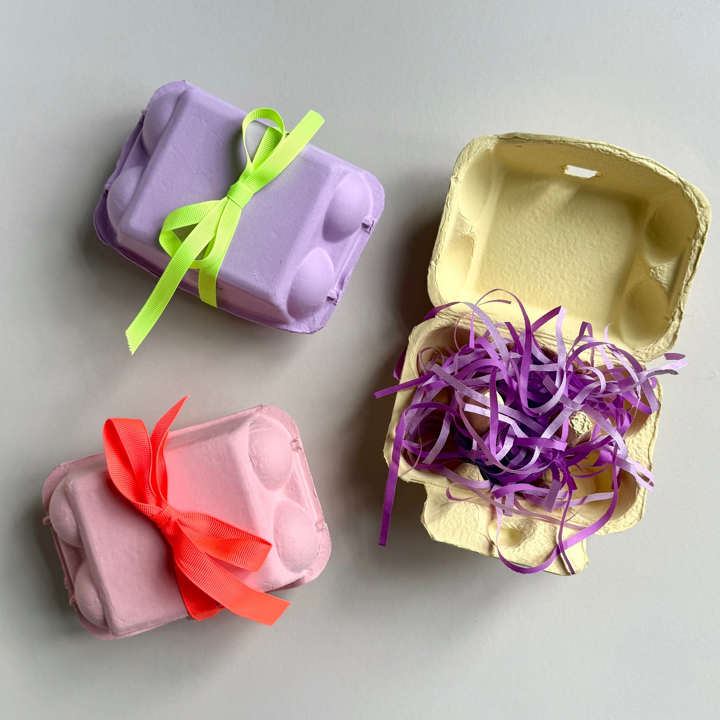 Eier-Kartons mit Ostergras & Schleife