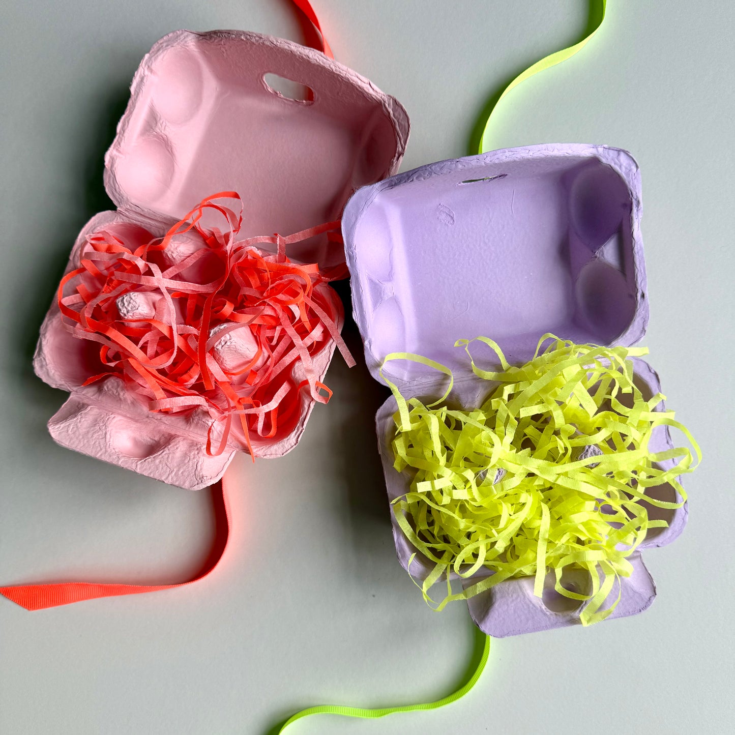 Eier-Kartons mit Ostergras & Schleife