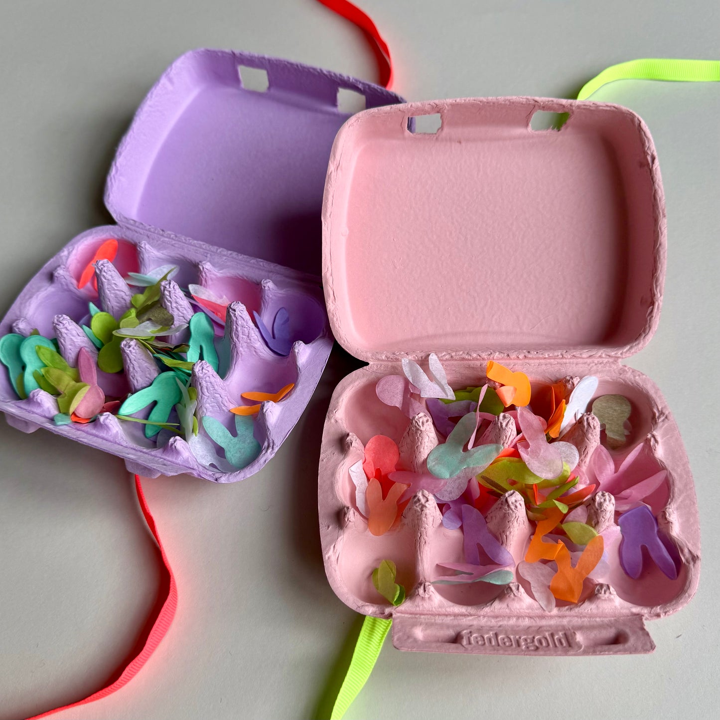 Wachteleier-Kartons mit Hasenkonfetti & Schleife